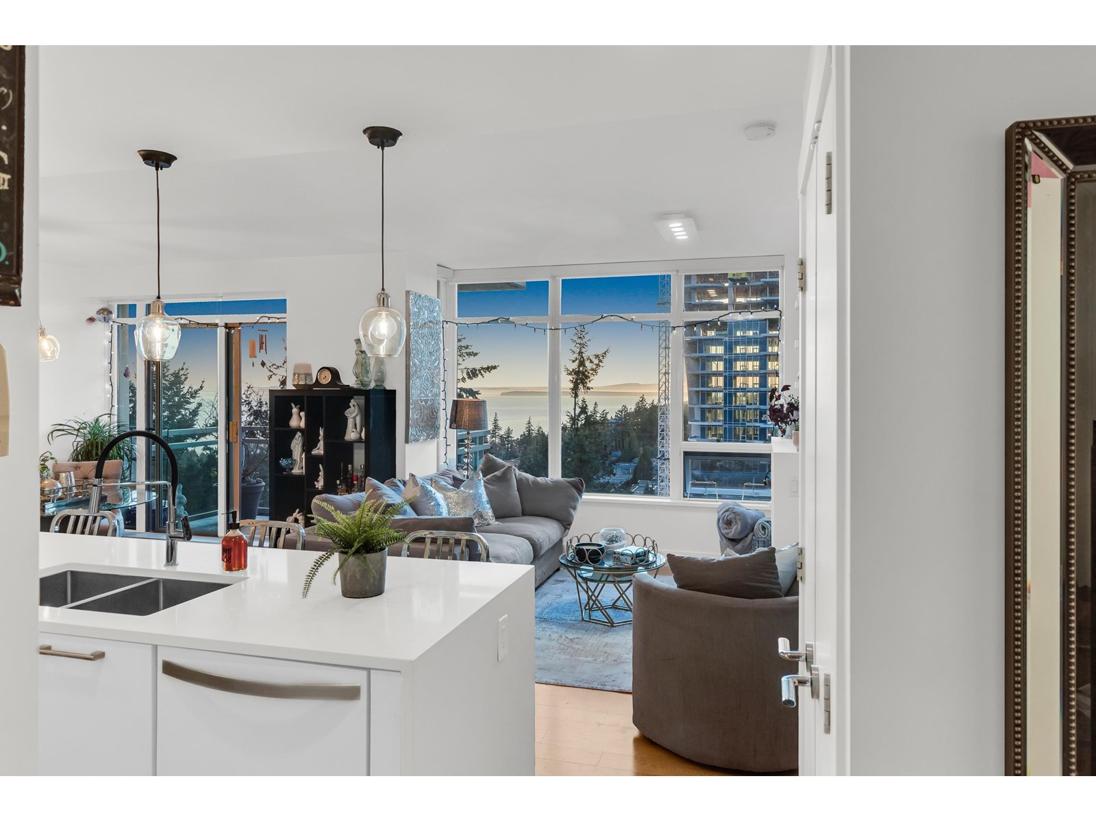 Photo 6 of 1203 15152 Russell Avenue, White Rock BC