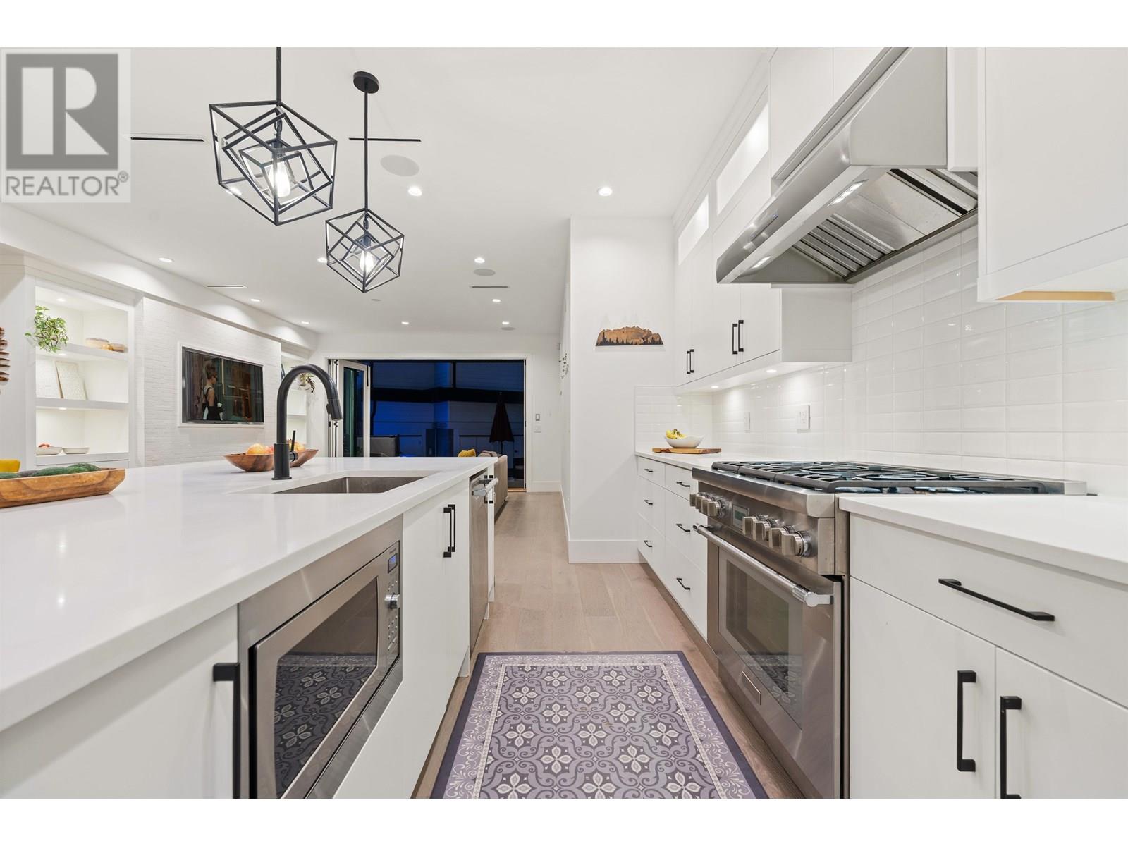 Photo 4 of 336 E Keith Road, North Vancouver BC