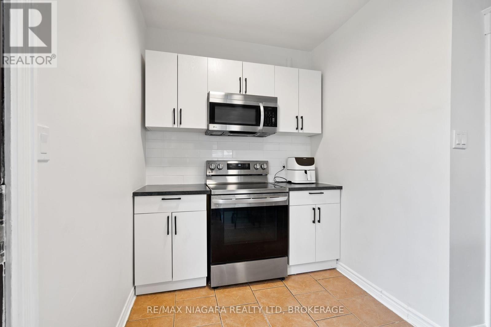 Photo 10 of 4761 Epworth Circle, Niagara Falls ON