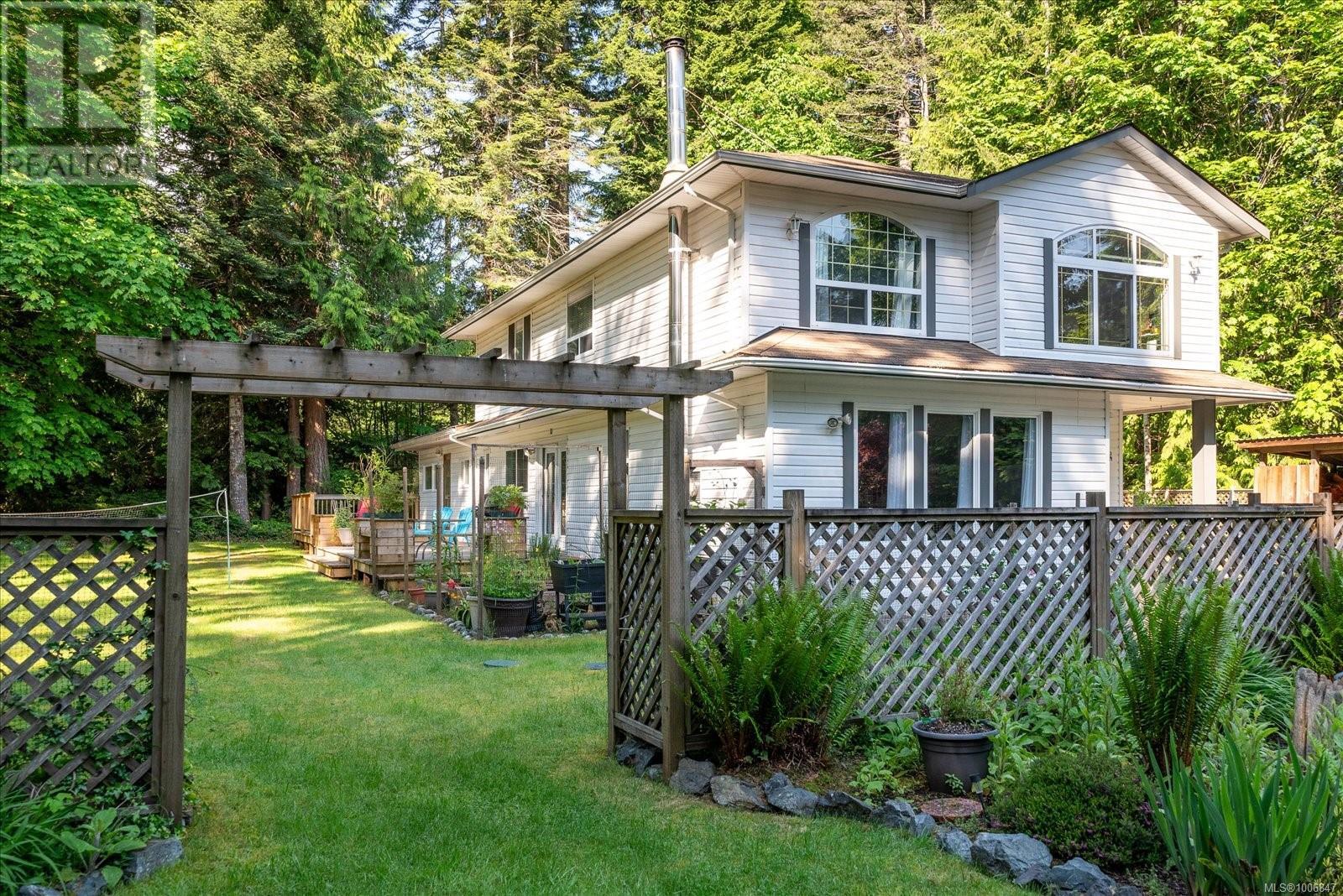Photo 2 of 4672 Thompson Clarke Dr E, Bowser BC