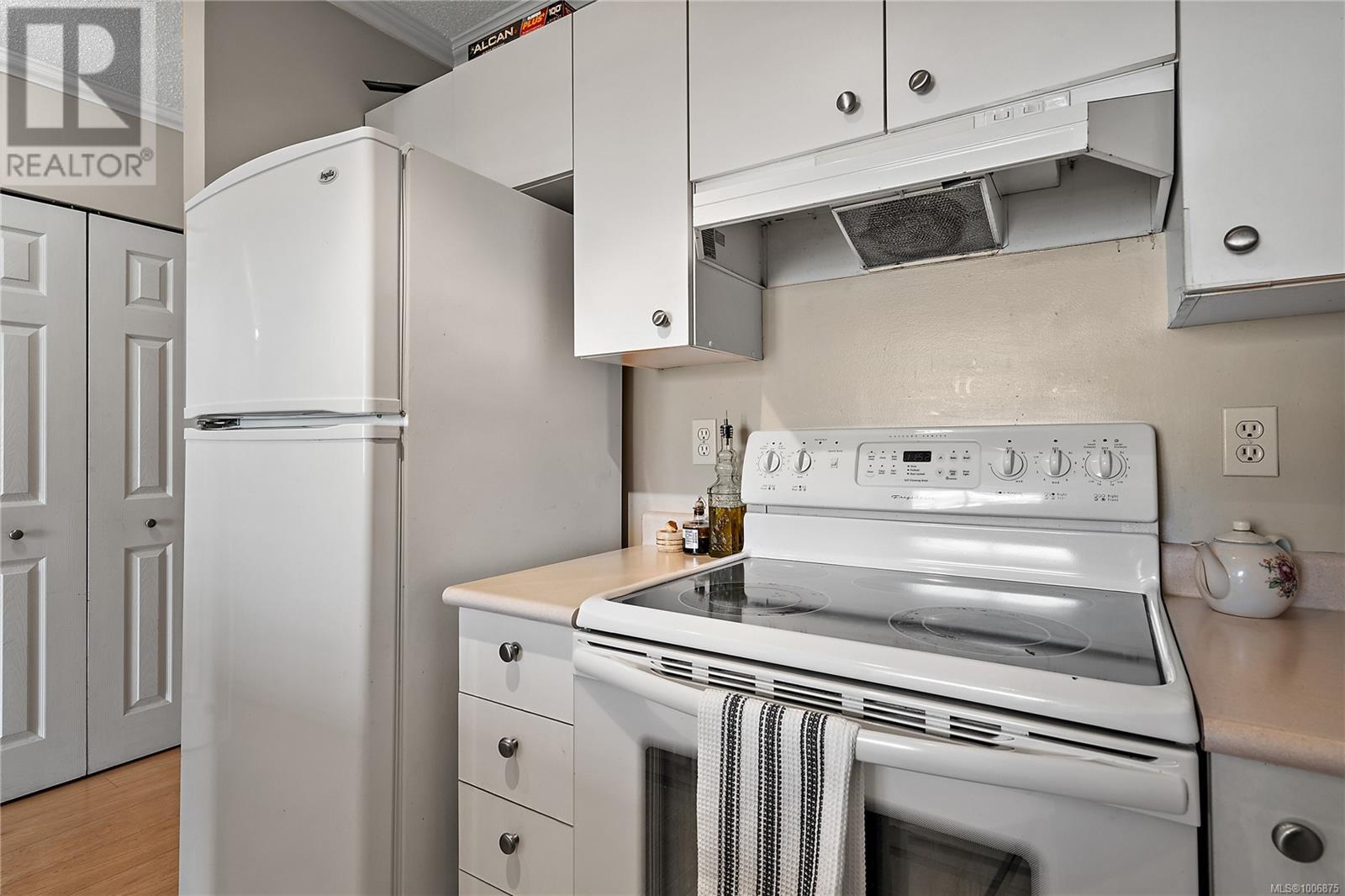 Photo 2 of 609 835 View St, Victoria BC