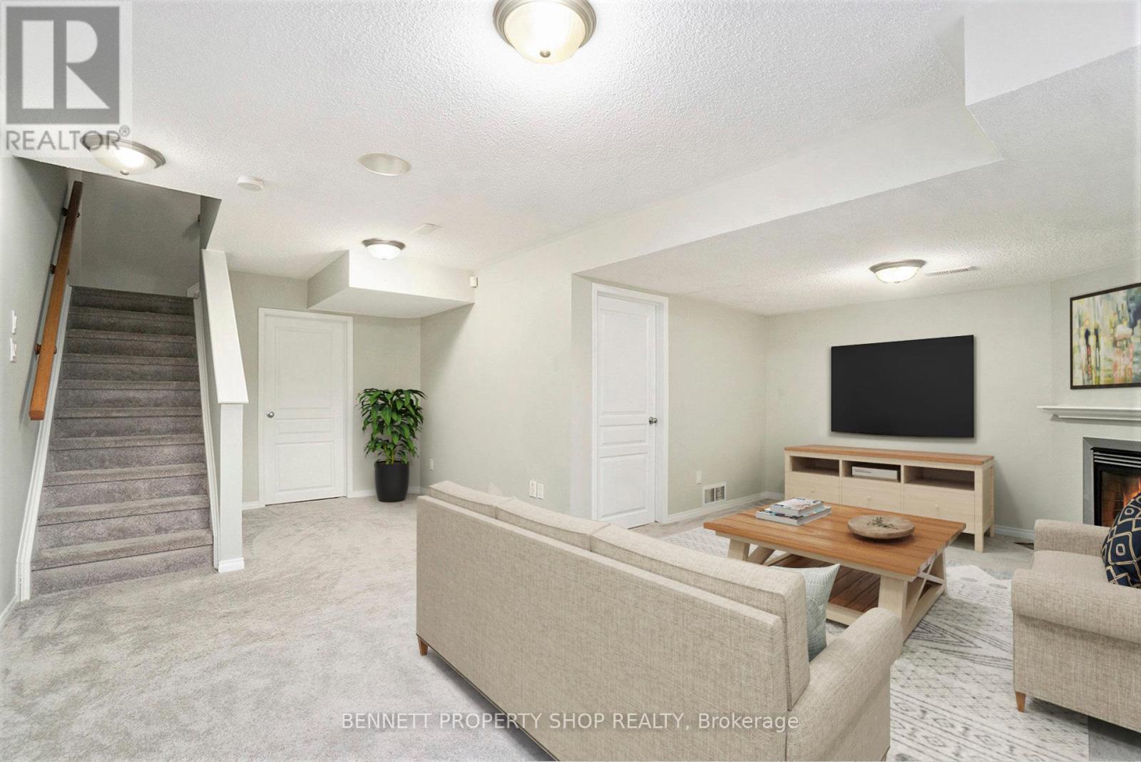 Photo 15 of 526 Pepperville Crescent N, Ottawa ON