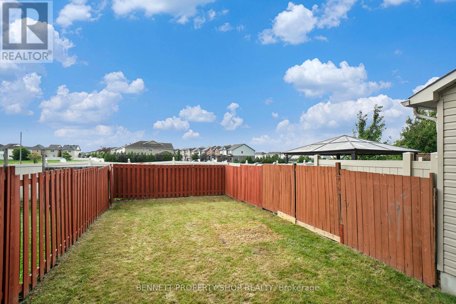Photo 16 of 526 Pepperville Crescent N, Ottawa ON