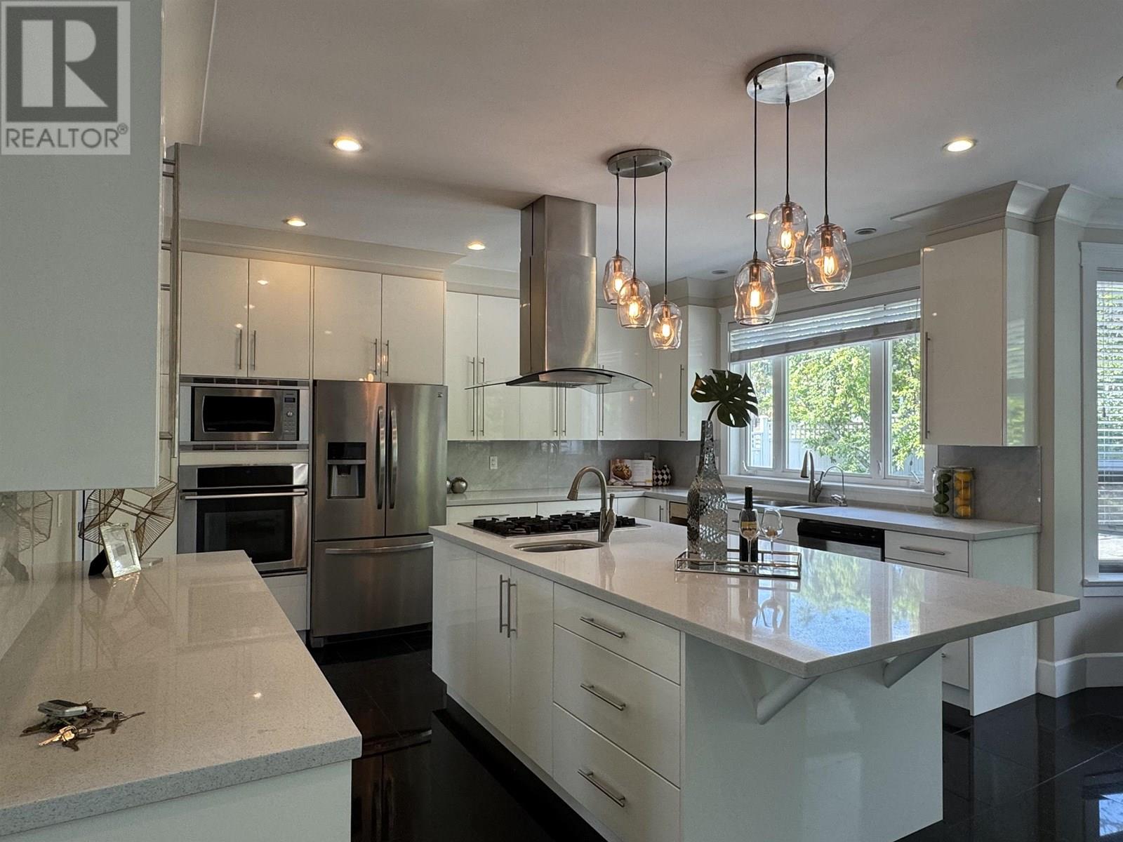 Photo 11 of 586 Silverdale Place, North Vancouver BC