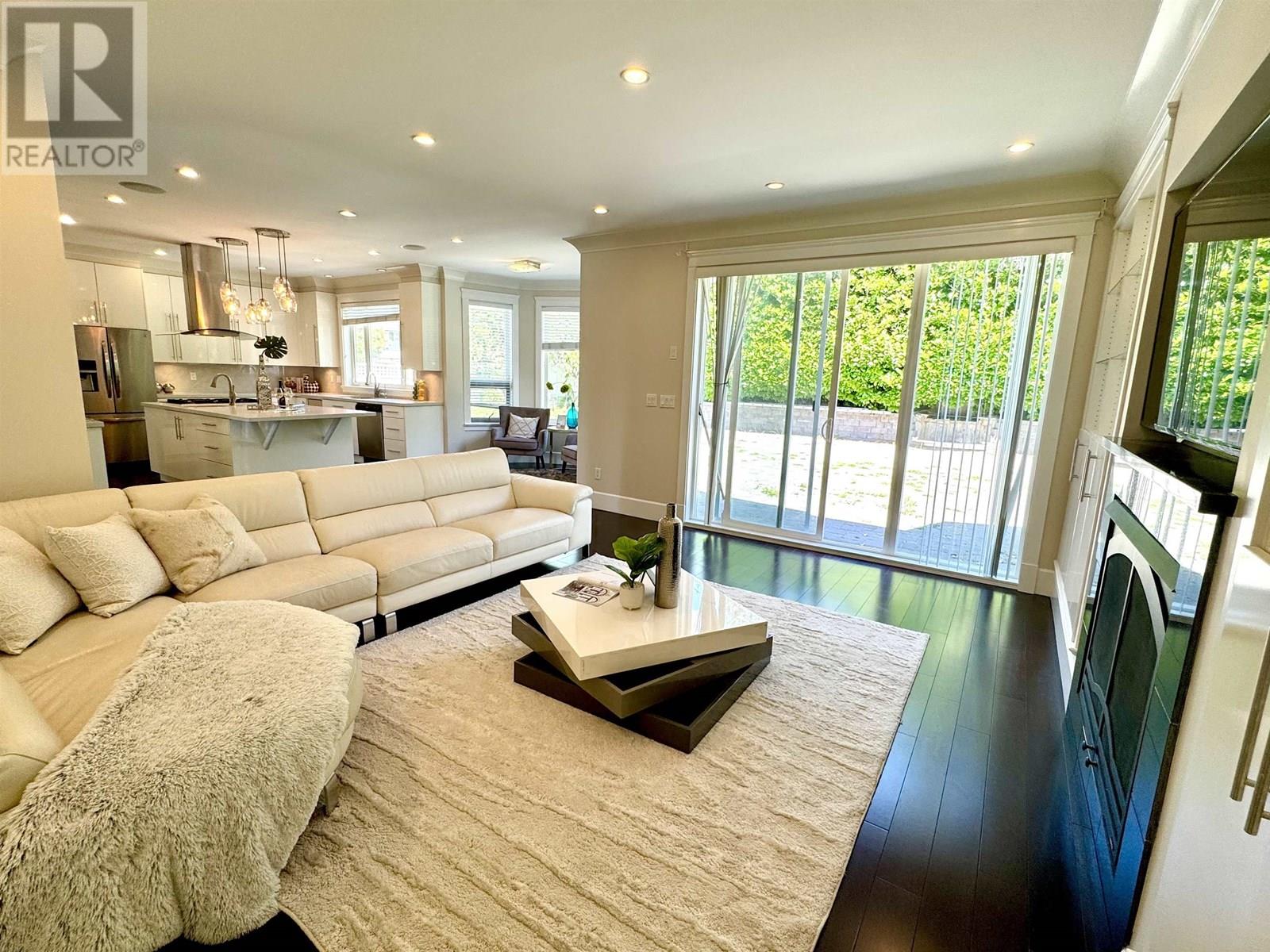Photo 6 of 586 Silverdale Place, North Vancouver BC