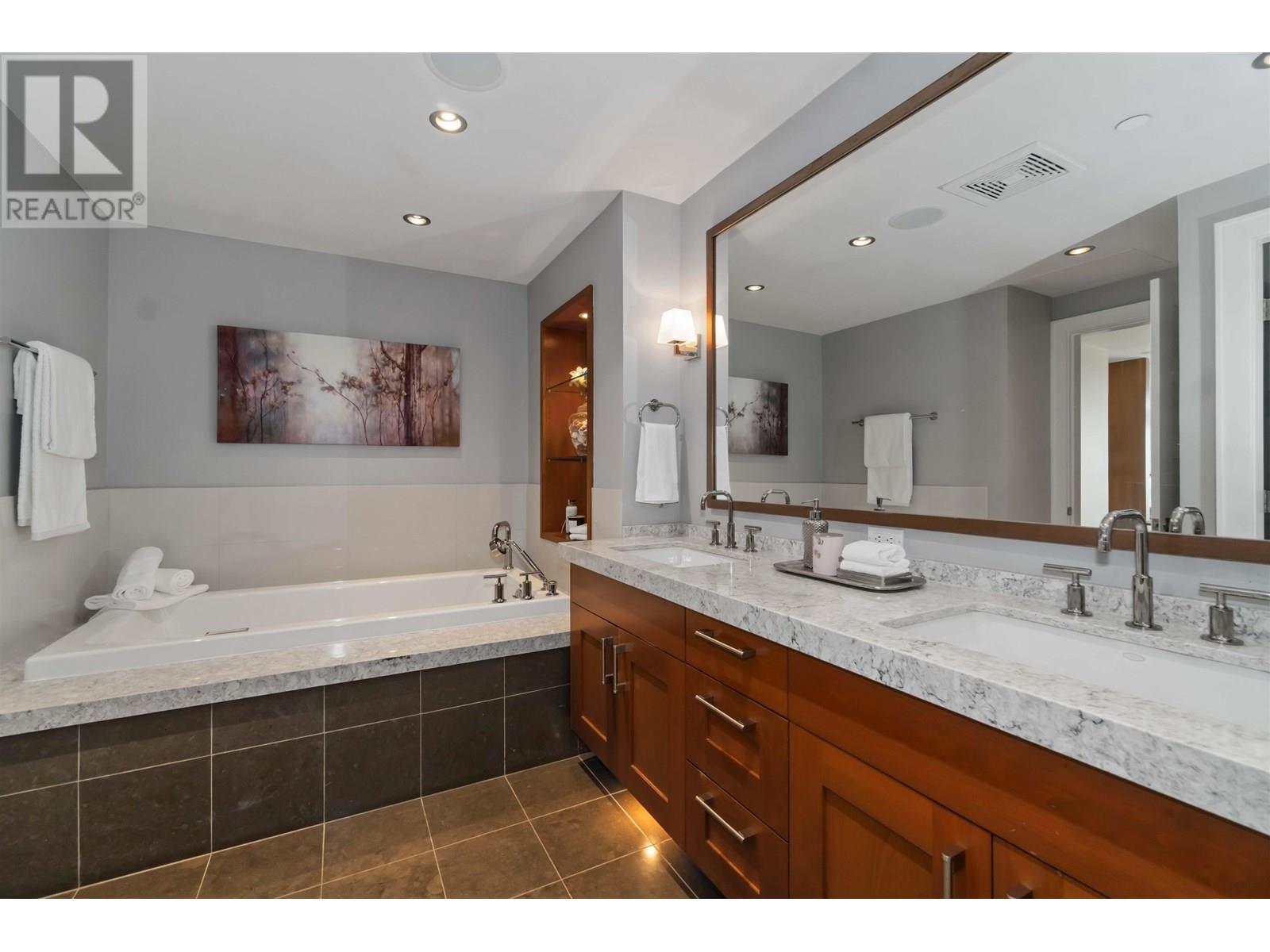 Photo 18 of 304 2535 Garden Court, West Vancouver BC
