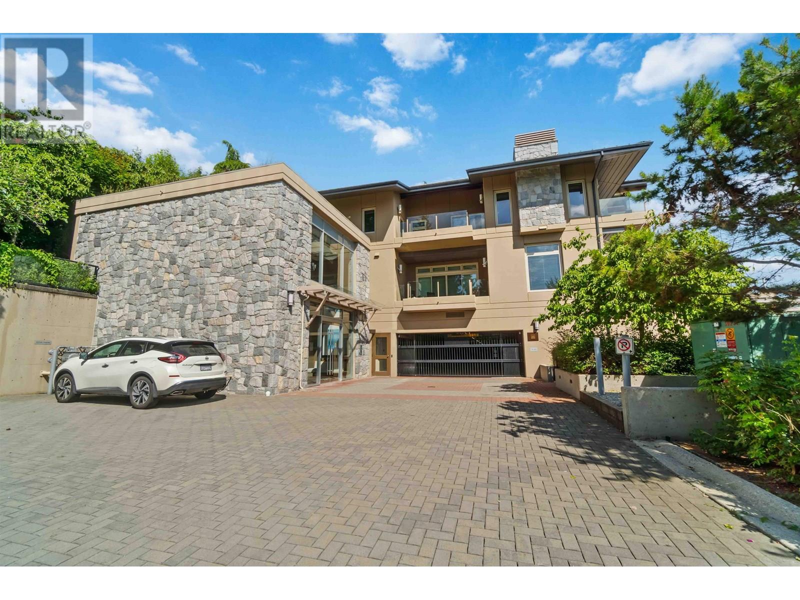 Photo 5 of 304 2535 Garden Court, West Vancouver BC