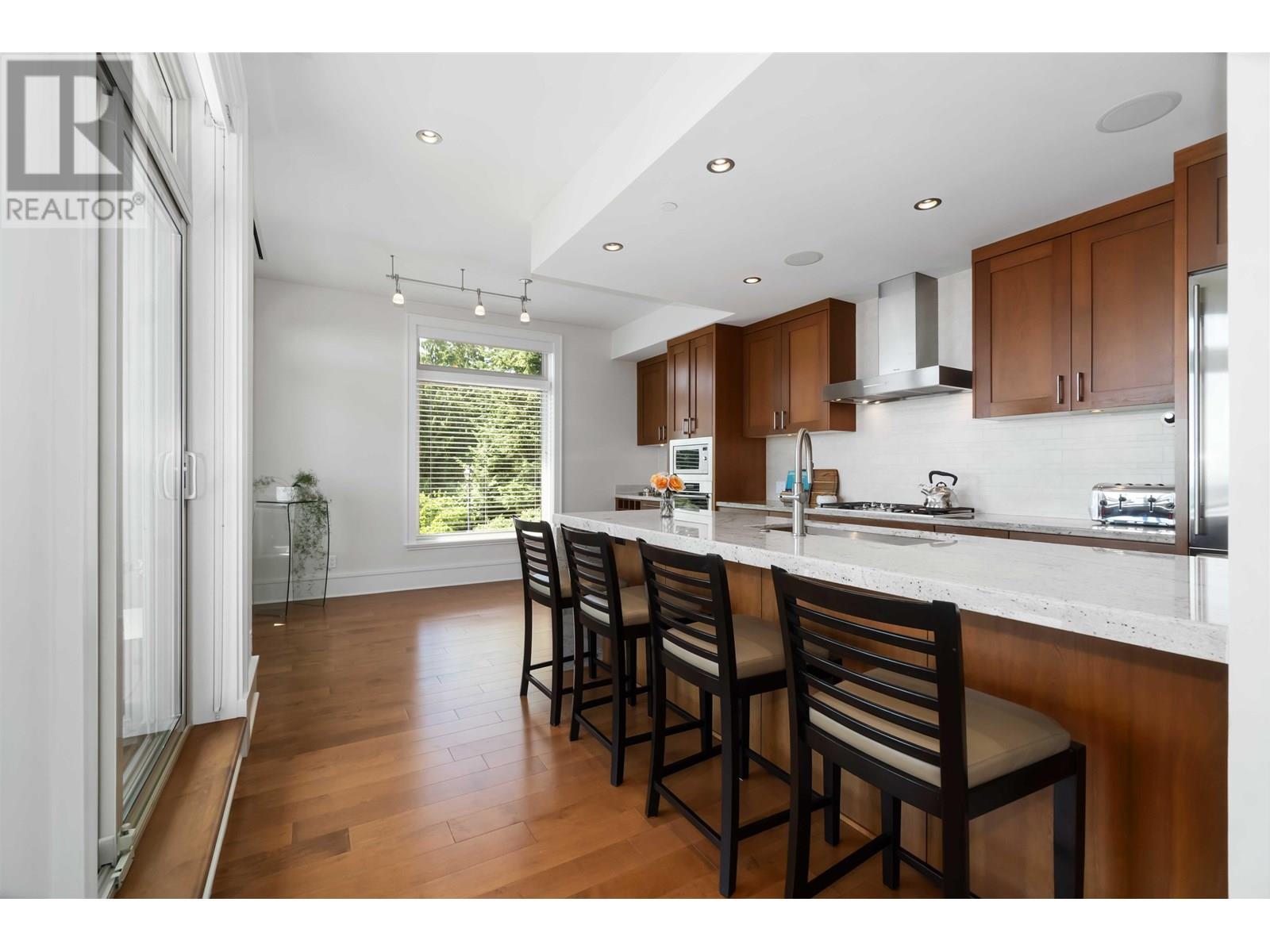 Photo 38 of 304 2535 Garden Court, West Vancouver BC