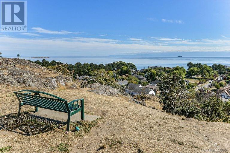 Photo 13 of 4 1434 Brooke St, Victoria BC