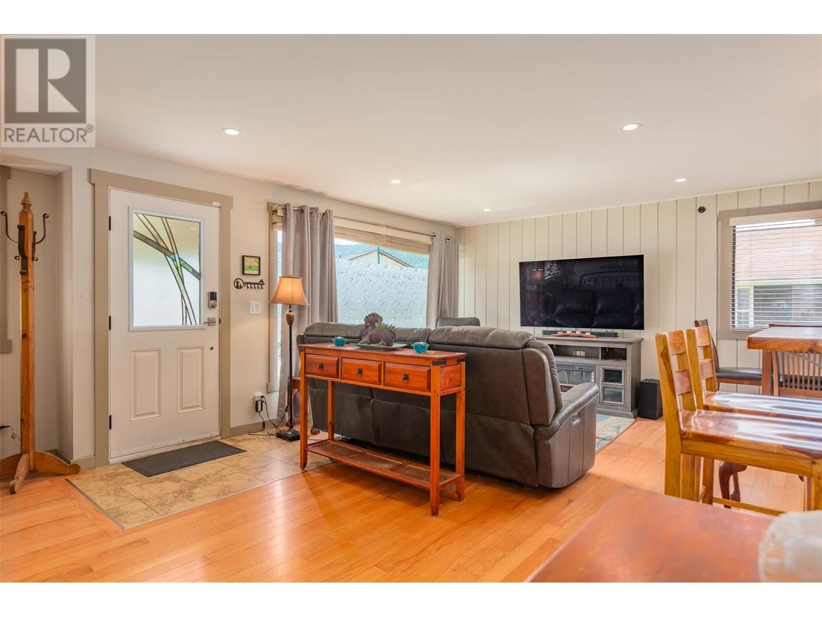 1015 Regan Crescent, Trail