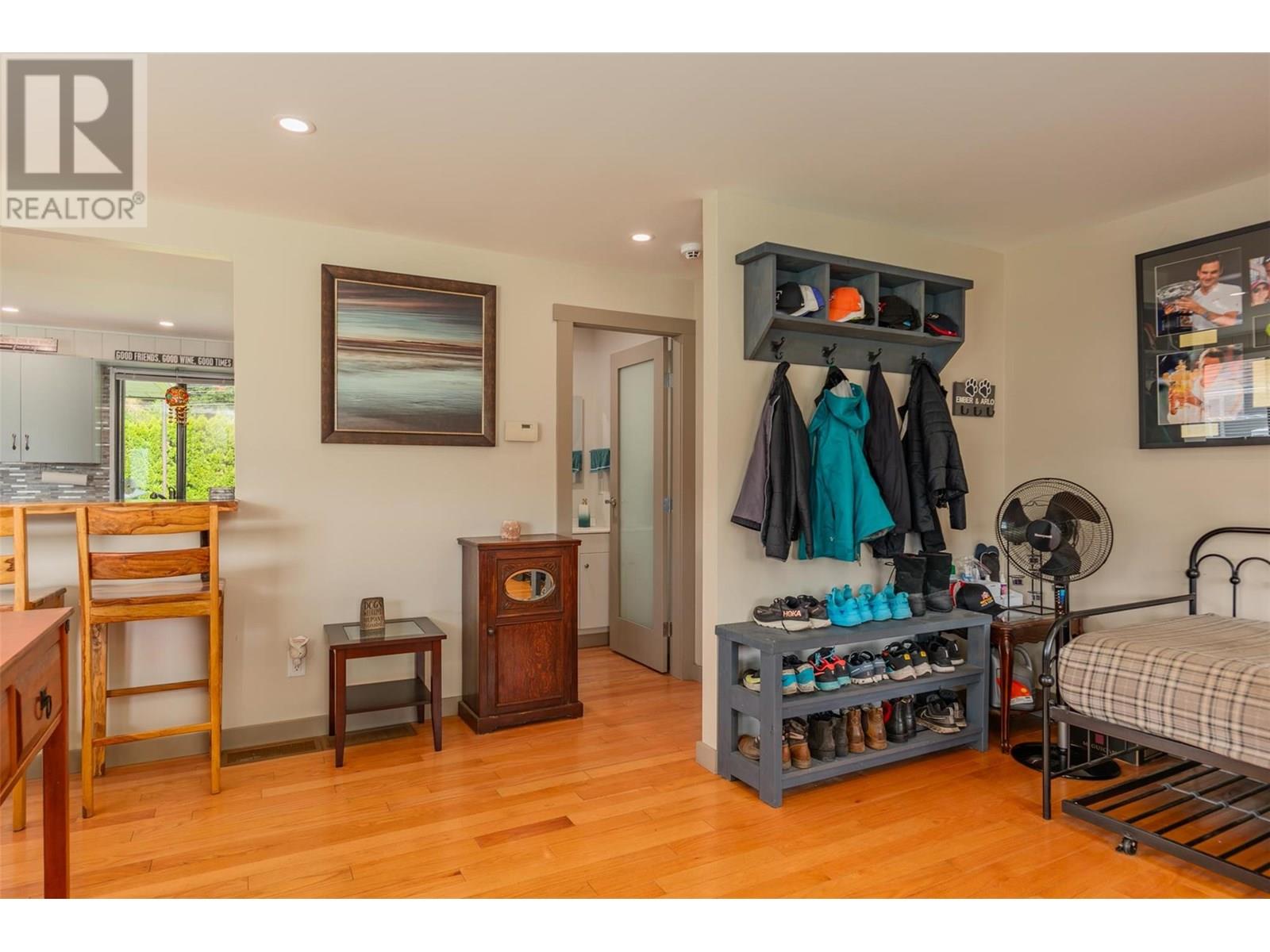 1015 Regan Crescent, Trail