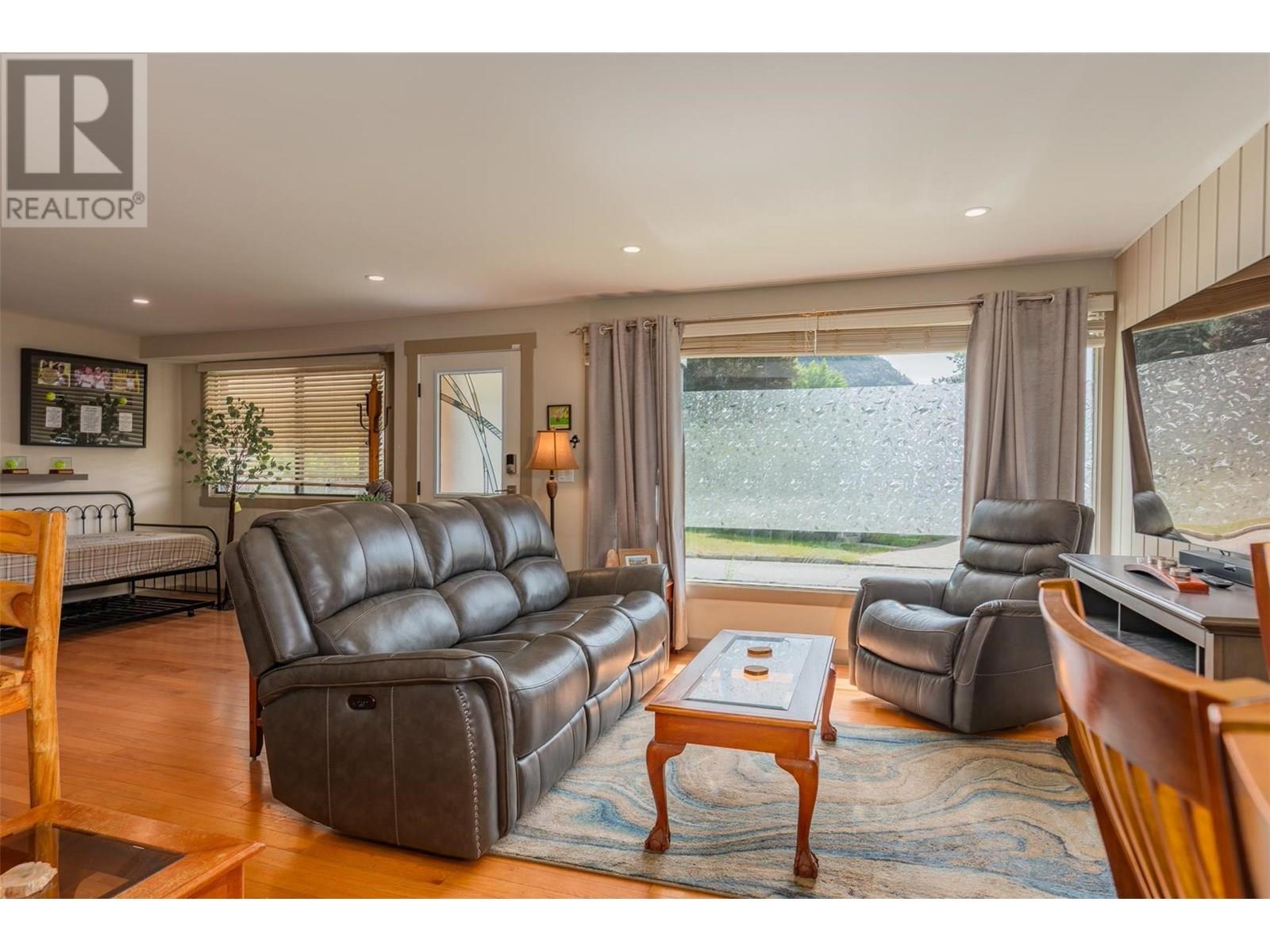 1015 Regan Crescent, Trail