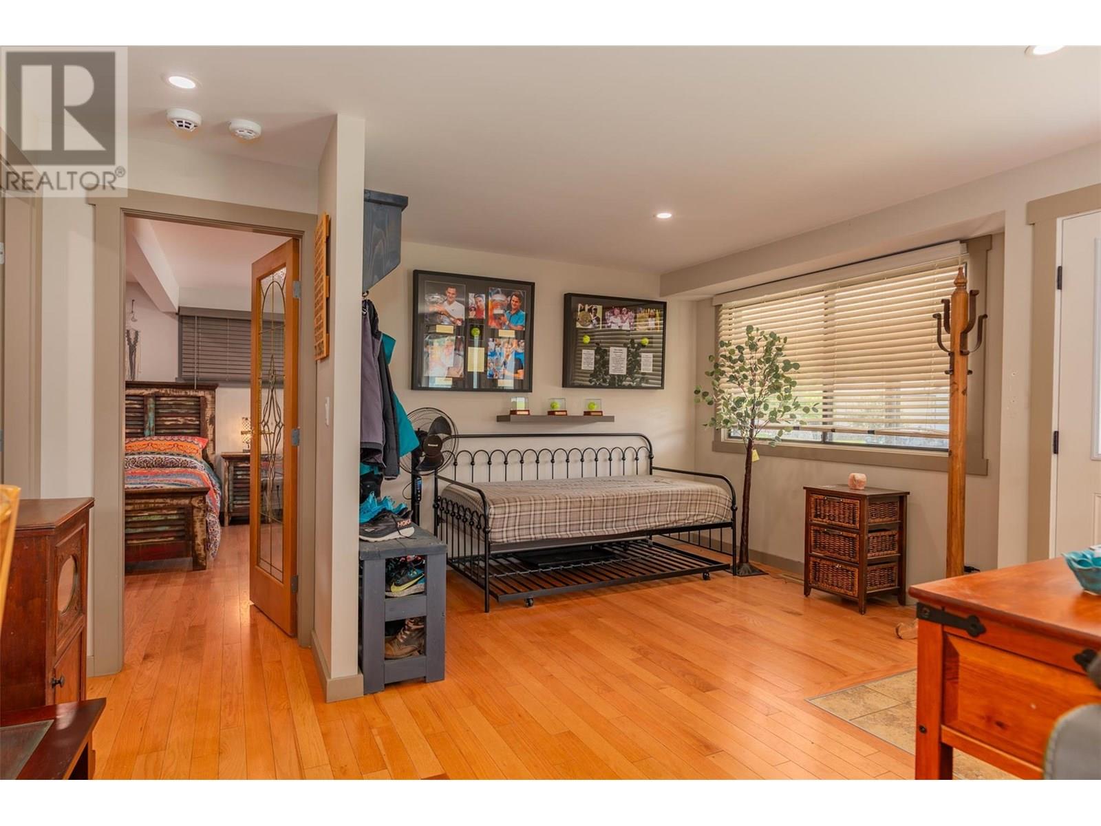 1015 Regan Crescent, Trail