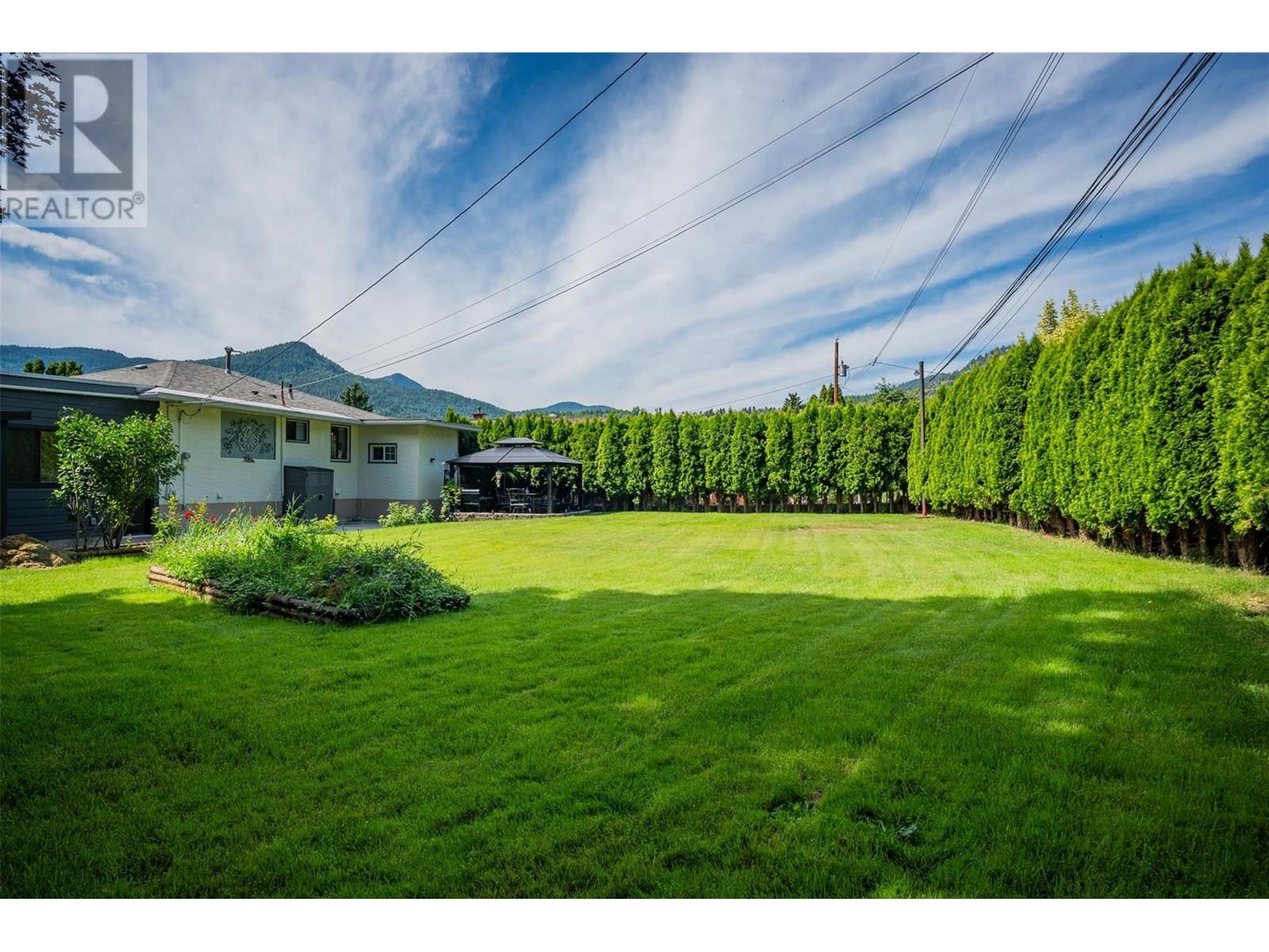 1015 Regan Crescent, Trail