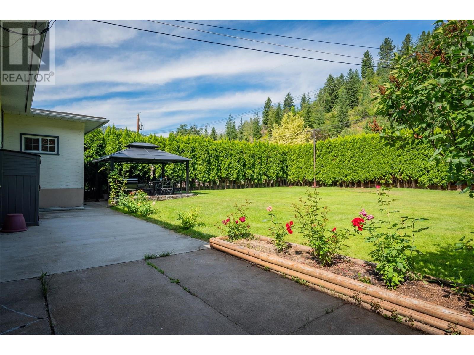 1015 Regan Crescent, Trail