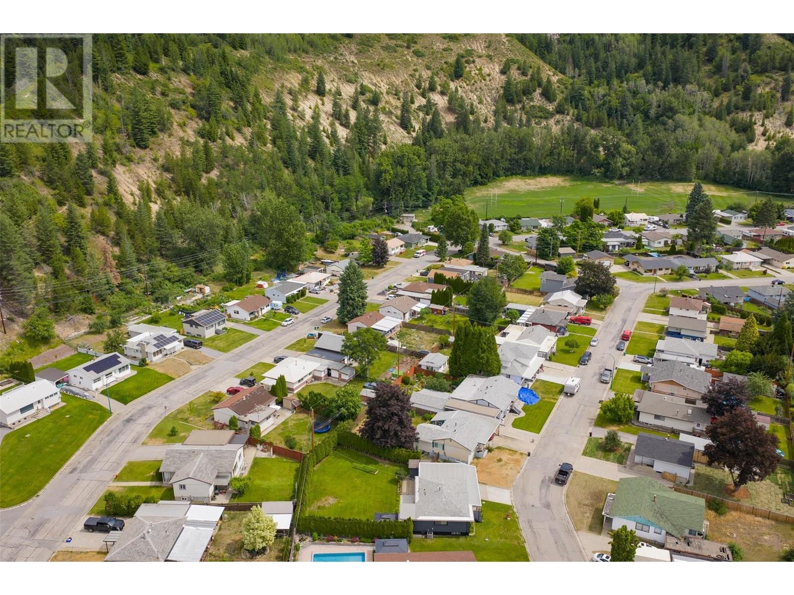 1015 Regan Crescent, Trail