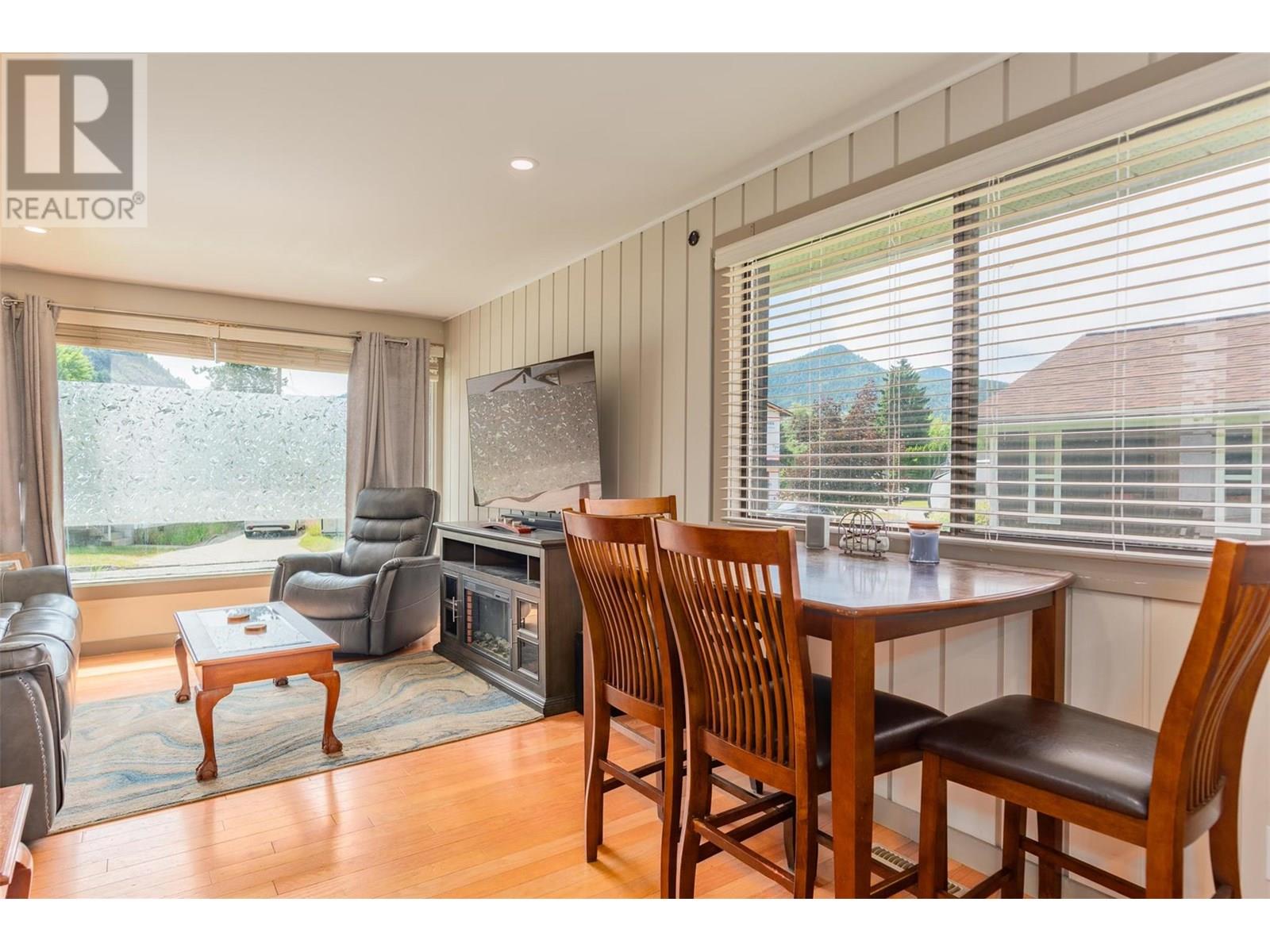 1015 Regan Crescent, Trail