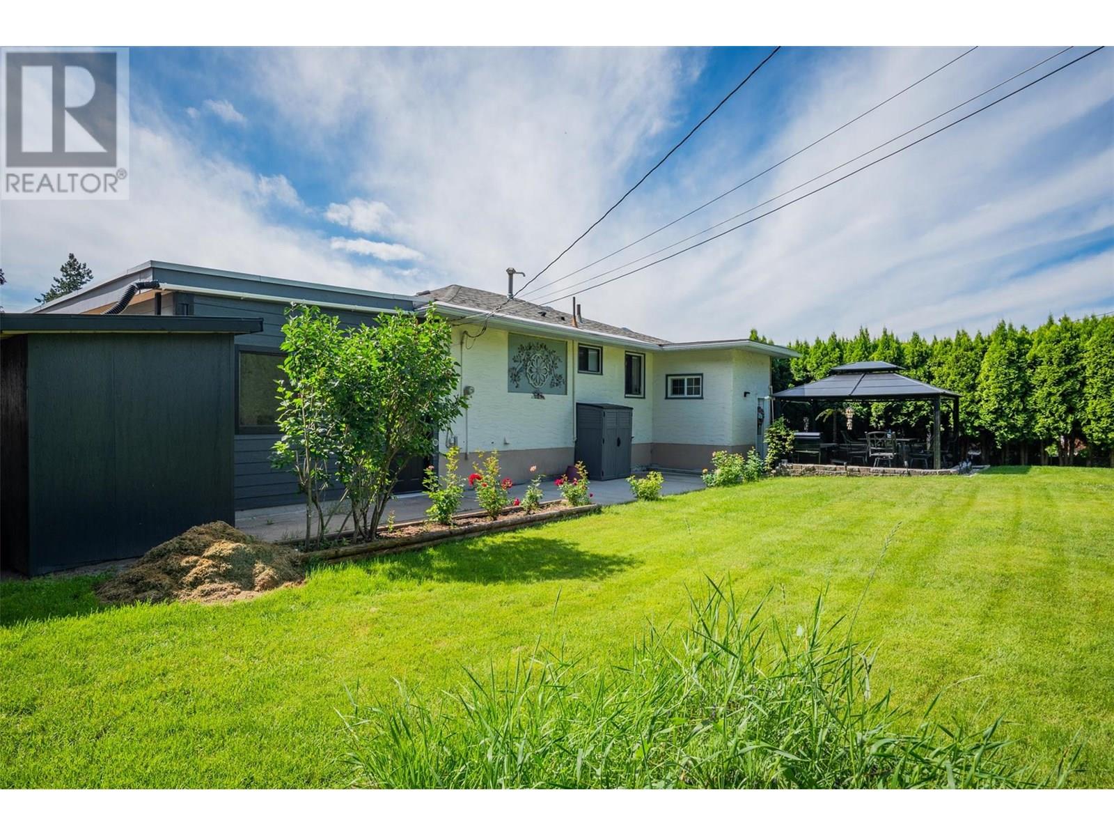 1015 Regan Crescent, Trail