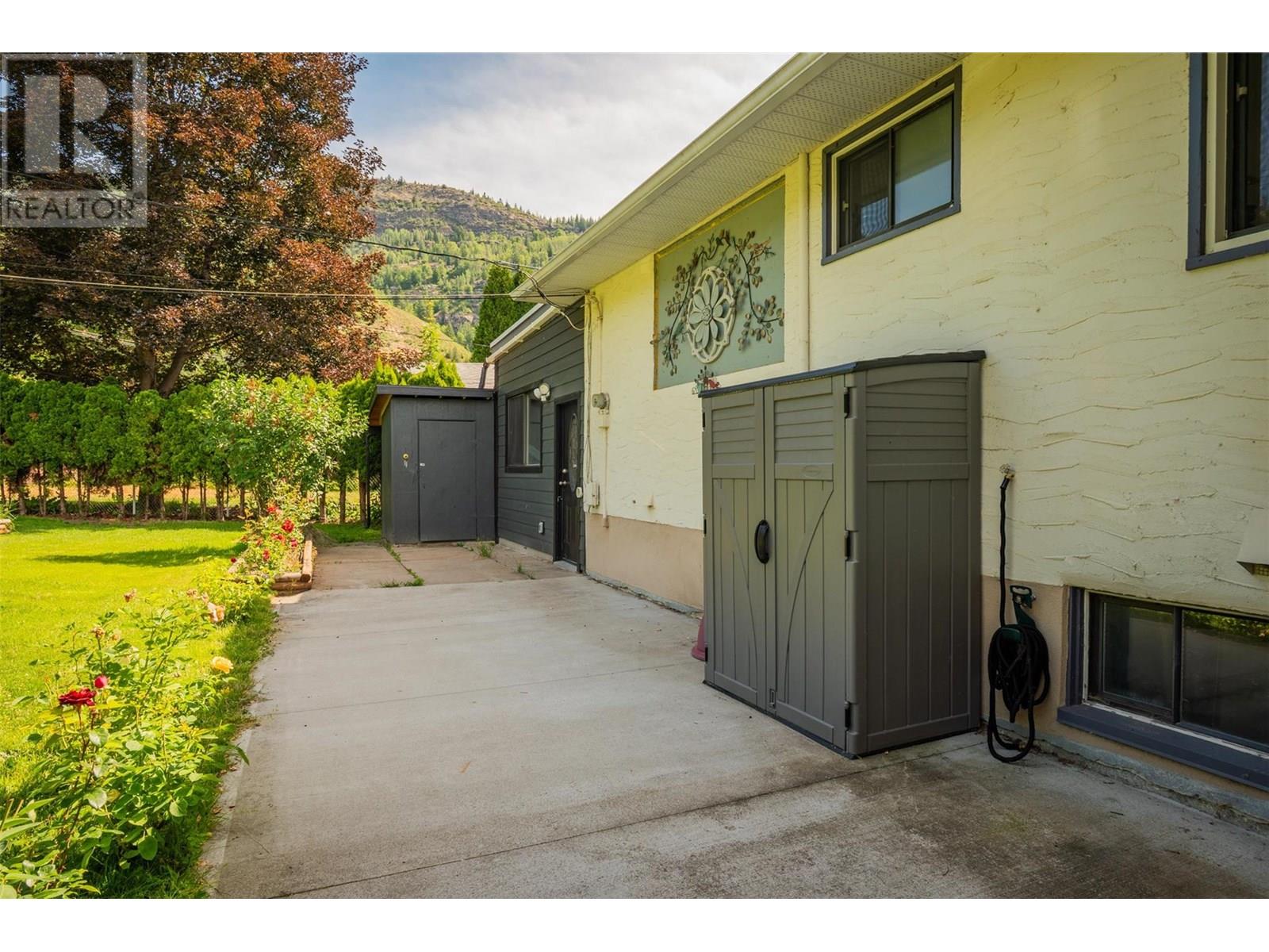 1015 Regan Crescent, Trail