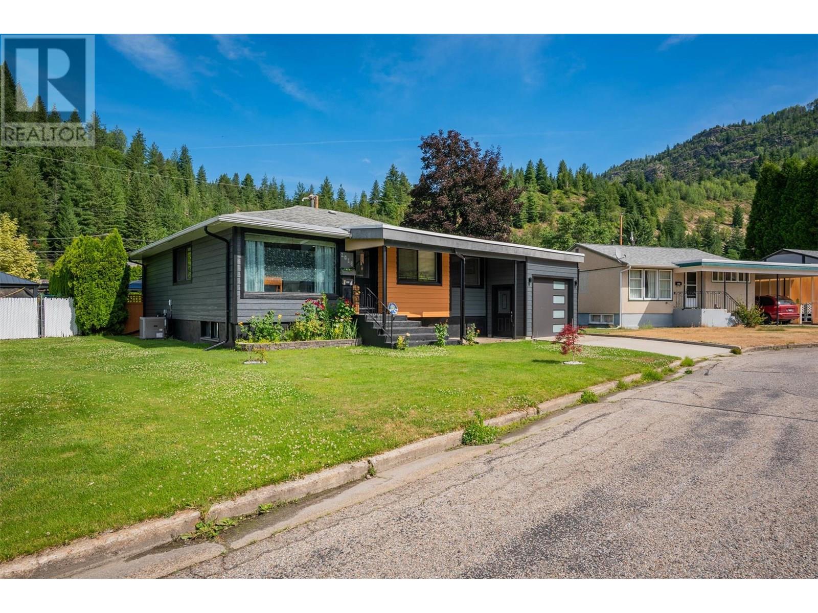 1015 Regan Crescent, Trail
