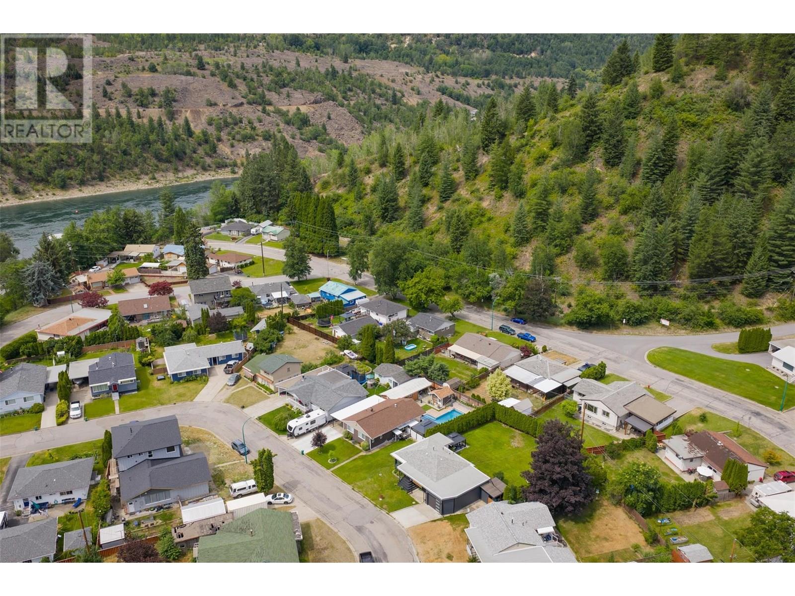 1015 Regan Crescent, Trail