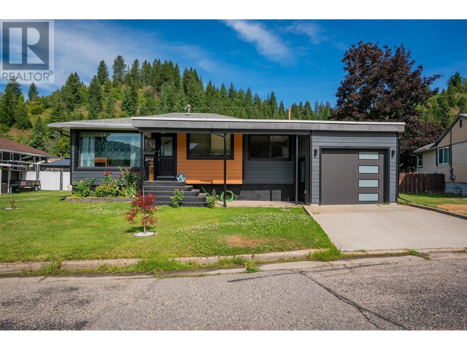 1015 Regan Crescent, Trail