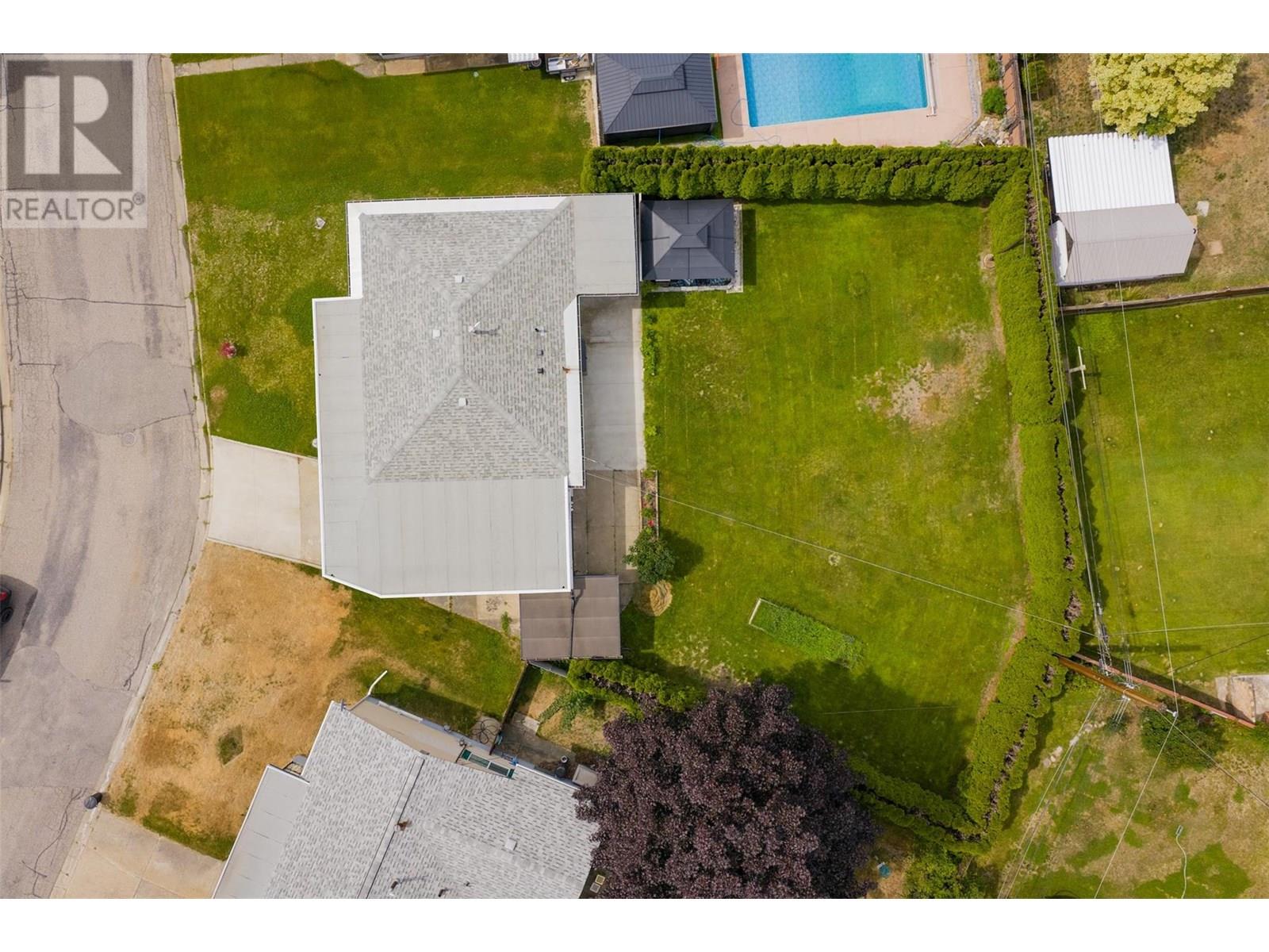 1015 Regan Crescent, Trail