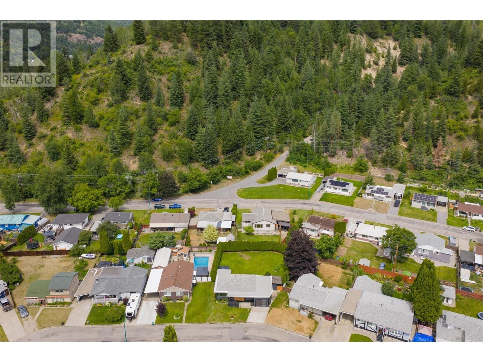 1015 Regan Crescent, Trail