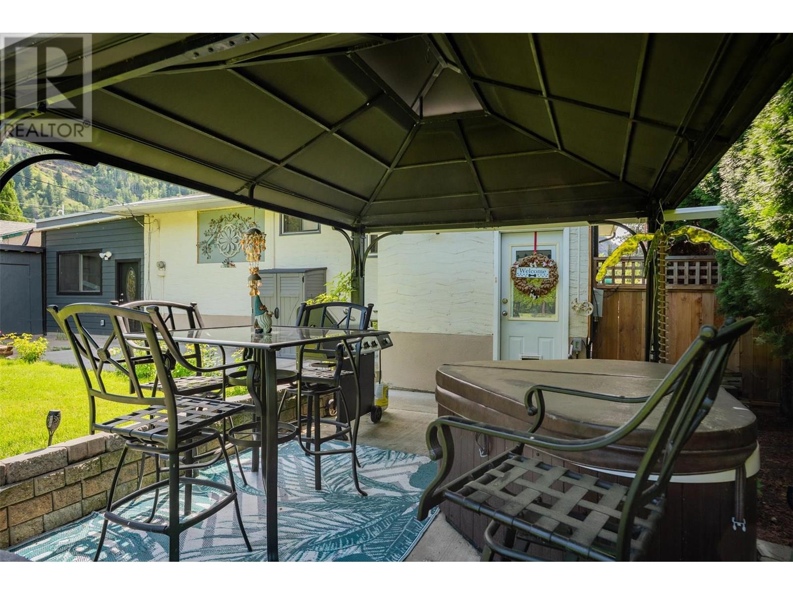 1015 Regan Crescent, Trail