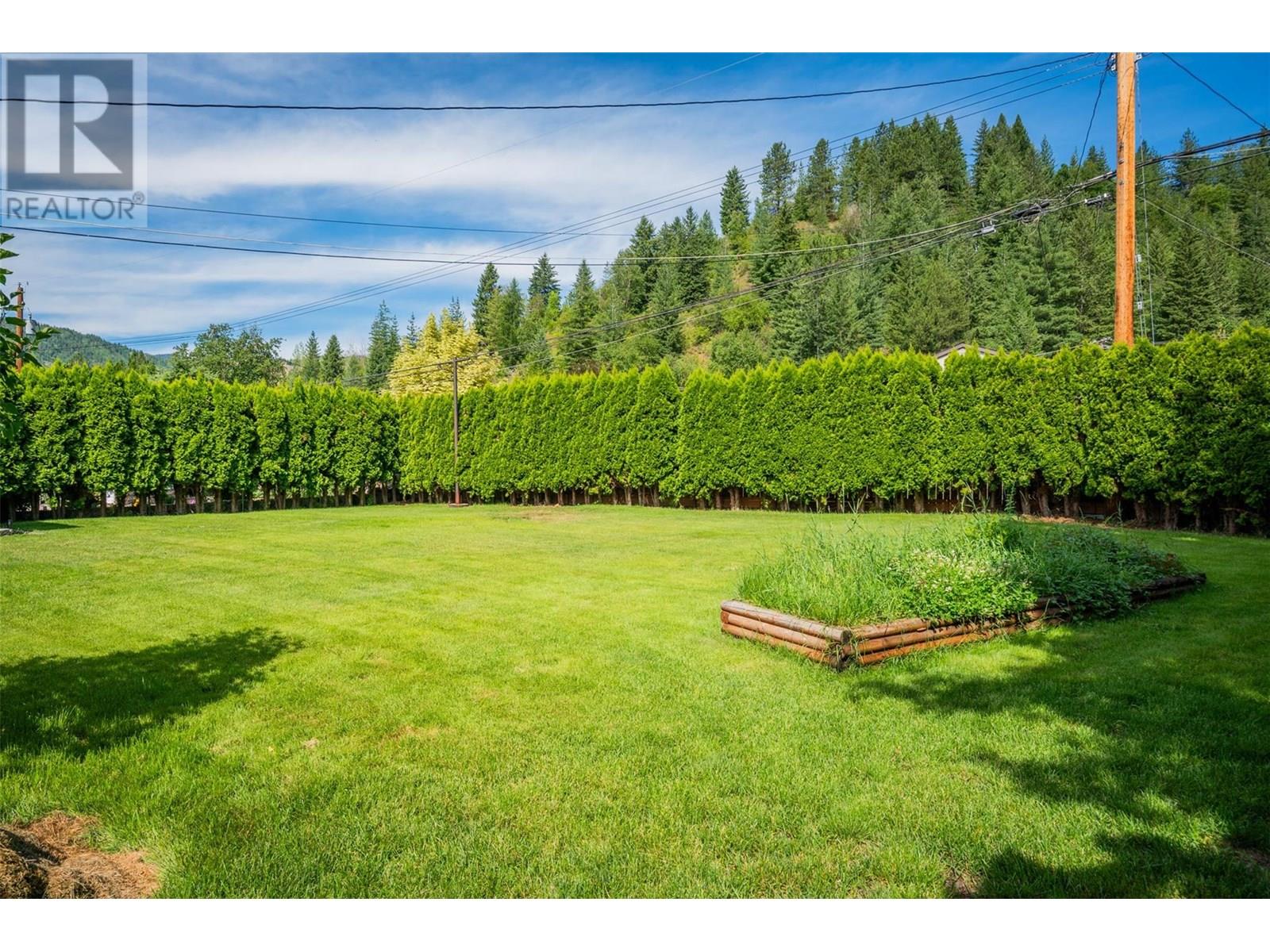 1015 Regan Crescent, Trail
