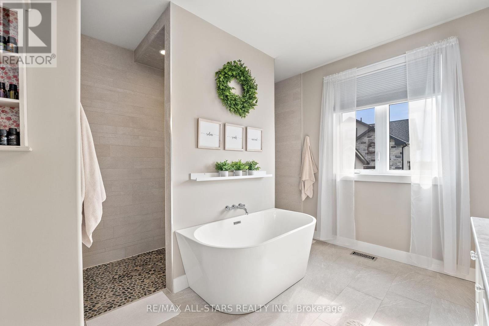 Photo 13 of 247 Ravencrest Road, Georgina ON