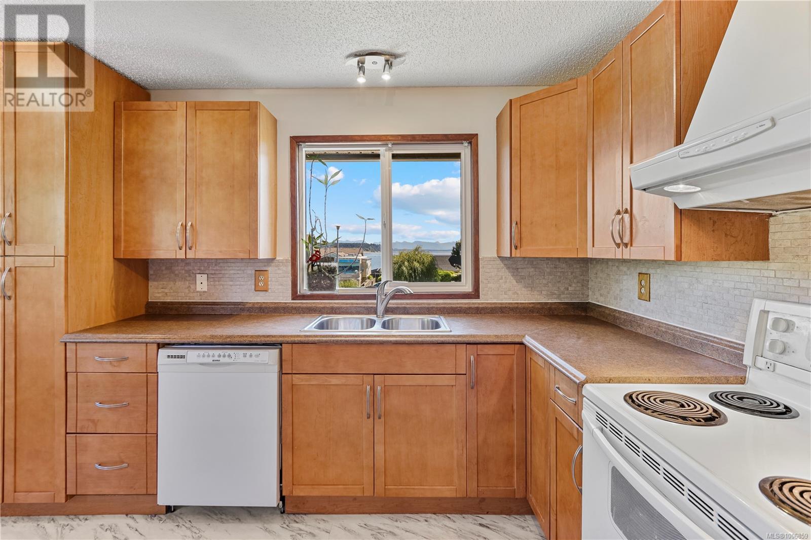 Photo 12 of 1686 Passage View Dr, Campbell River BC