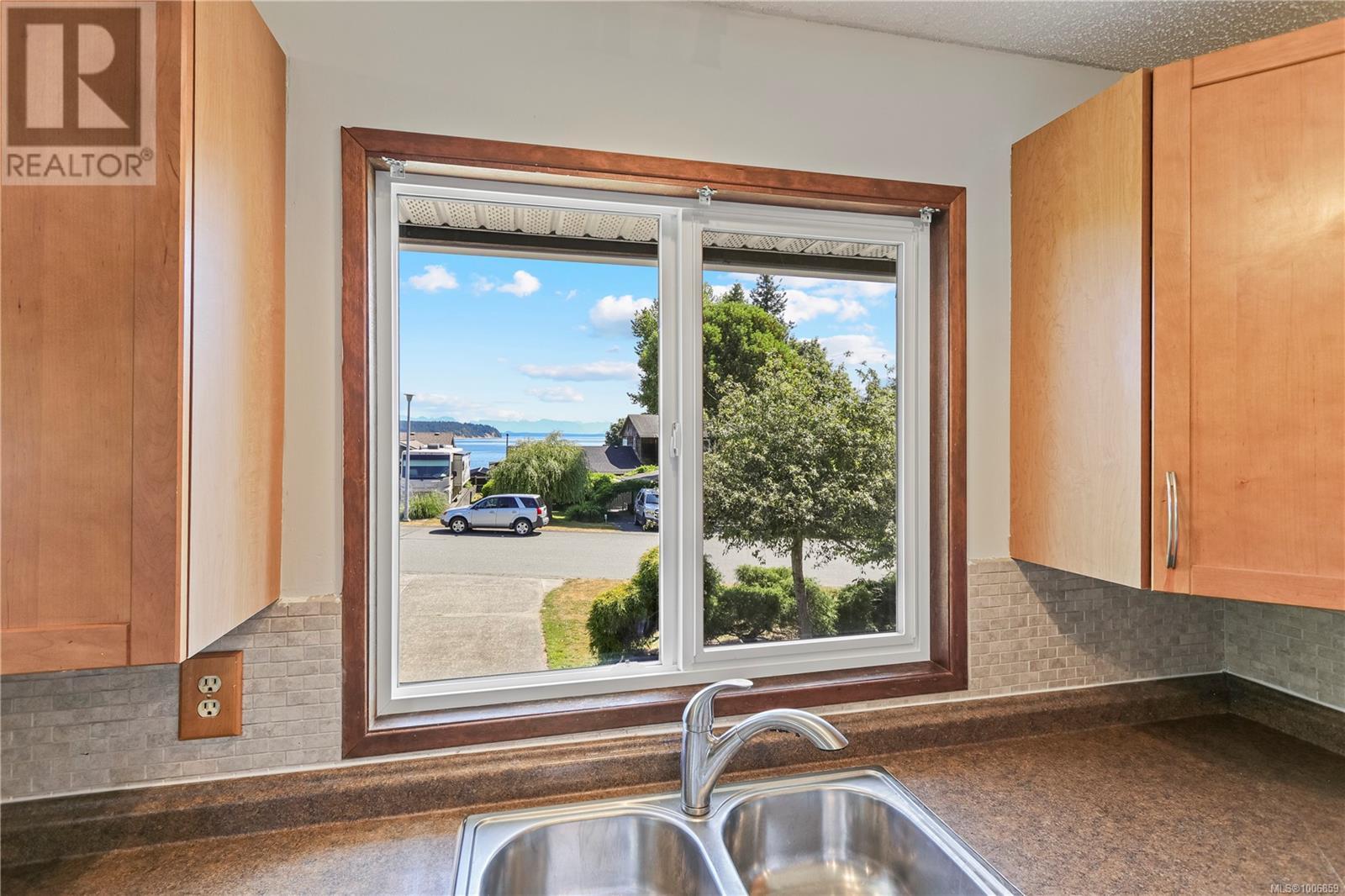 Photo 13 of 1686 Passage View Dr, Campbell River BC