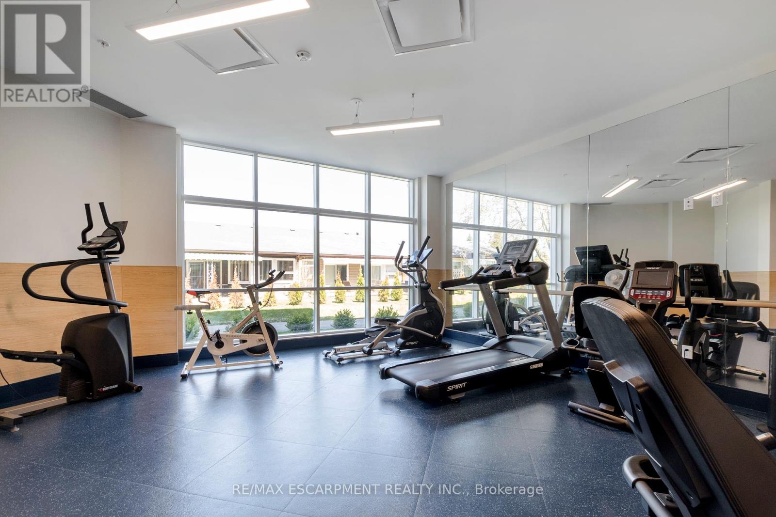 Photo 5 of 27 Szollosy Circle, Hamilton ON