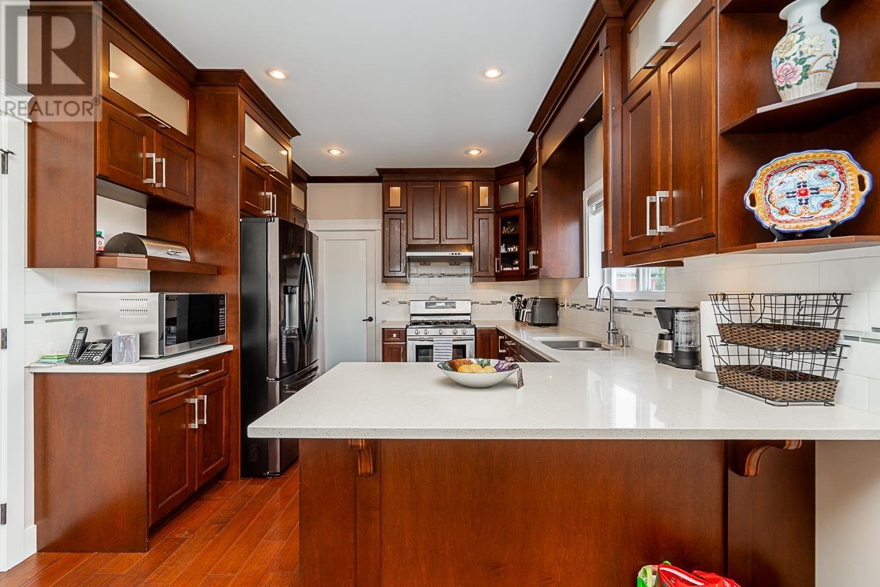 Photo 8 of 7568 19th Avenue, Burnaby BC
