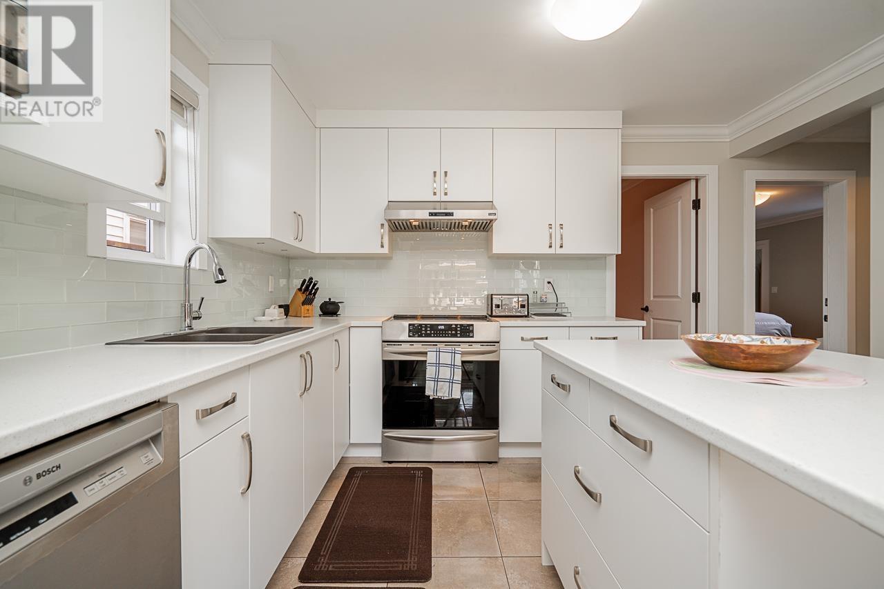 Photo 3 of 7568 19th Avenue, Burnaby BC