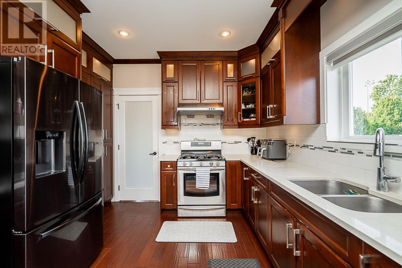 Photo 11 of 7568 19th Avenue, Burnaby BC