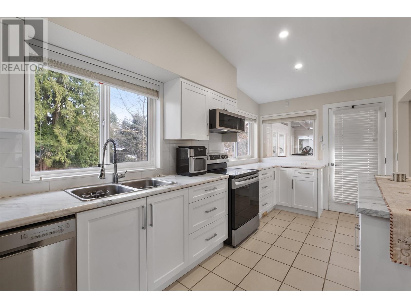 Photo 3 of 12042 York Street, Maple Ridge BC