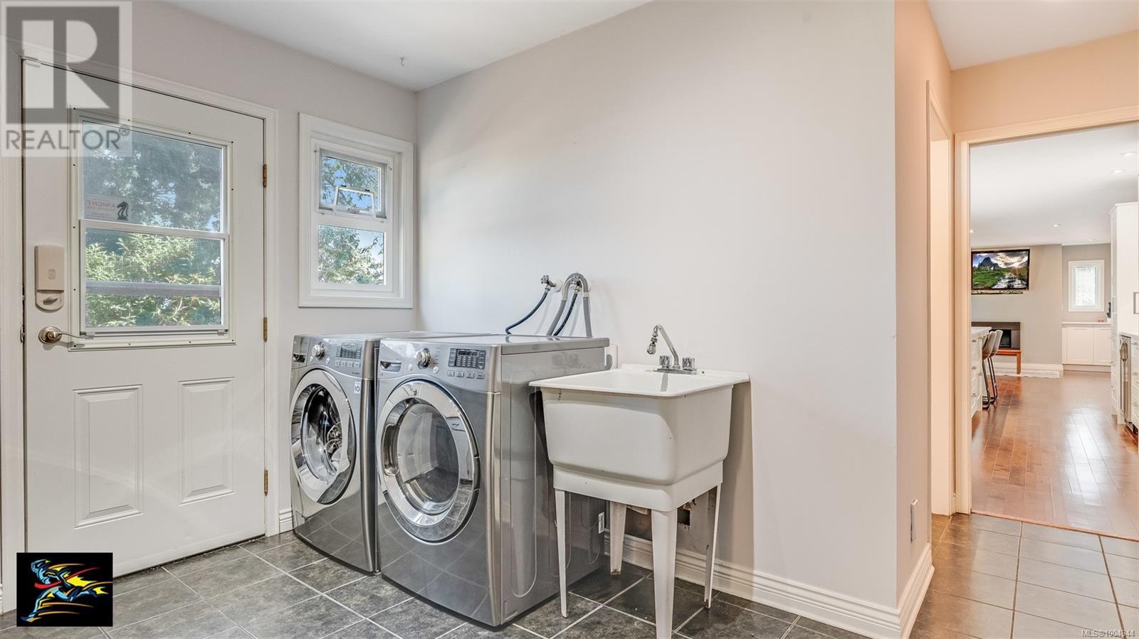 Single Family House Westcoast for Sale in  Strom Ness Pl Saanich 