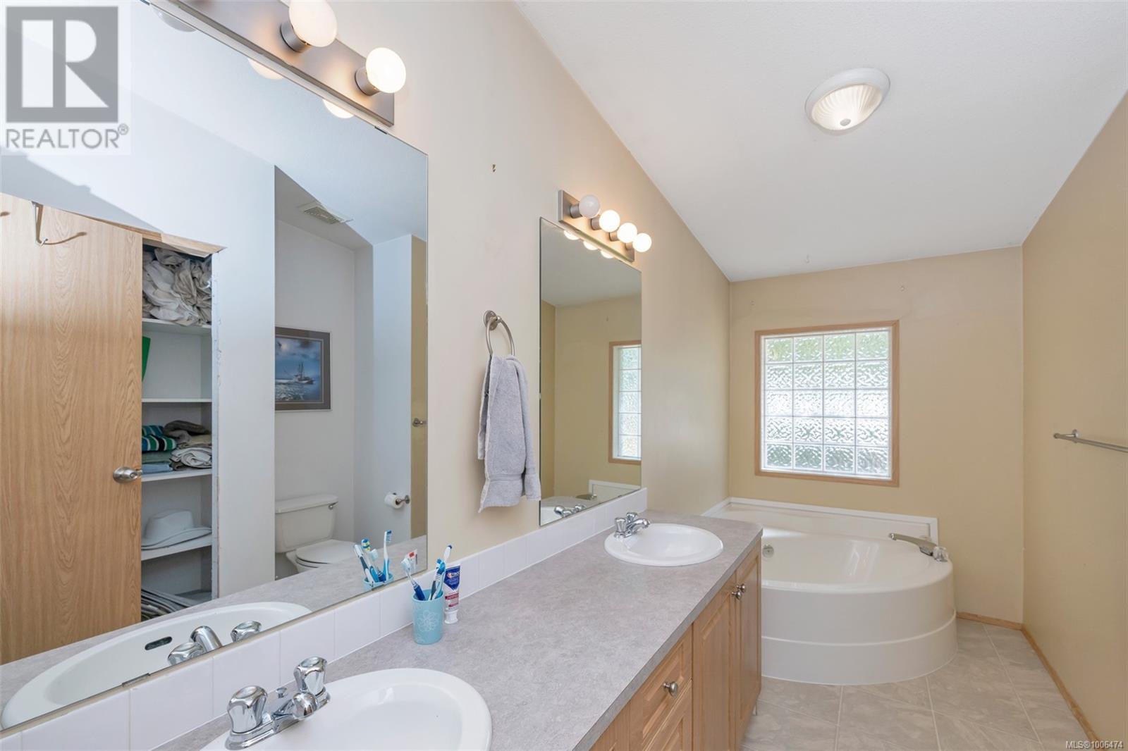 Photo 19 of 1212 Fairfield Rd, Cobble Hill BC