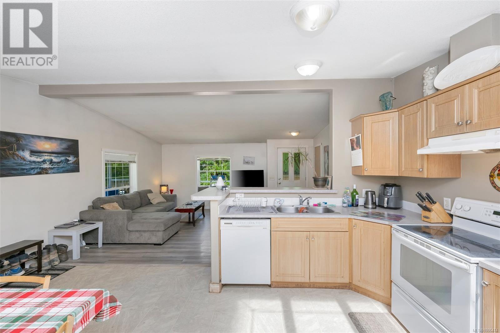 Photo 8 of 1212 Fairfield Rd, Cobble Hill BC