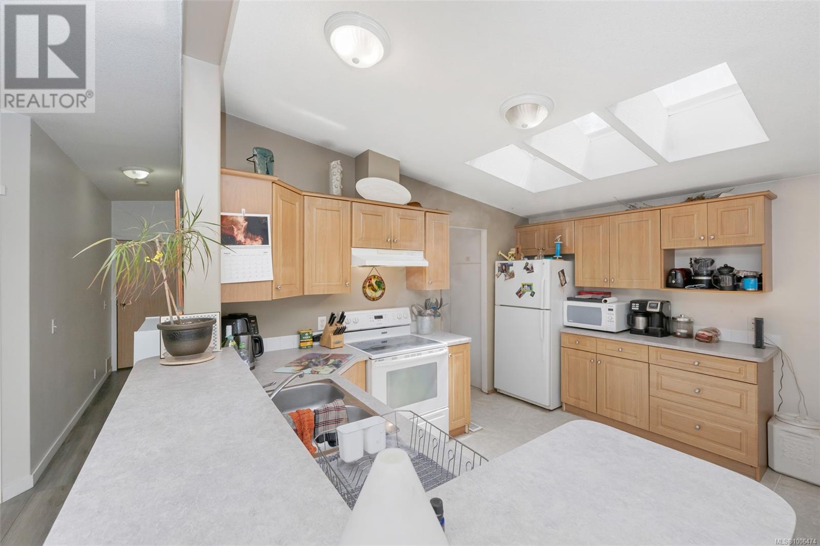 Photo 7 of 1212 Fairfield Rd, Cobble Hill BC