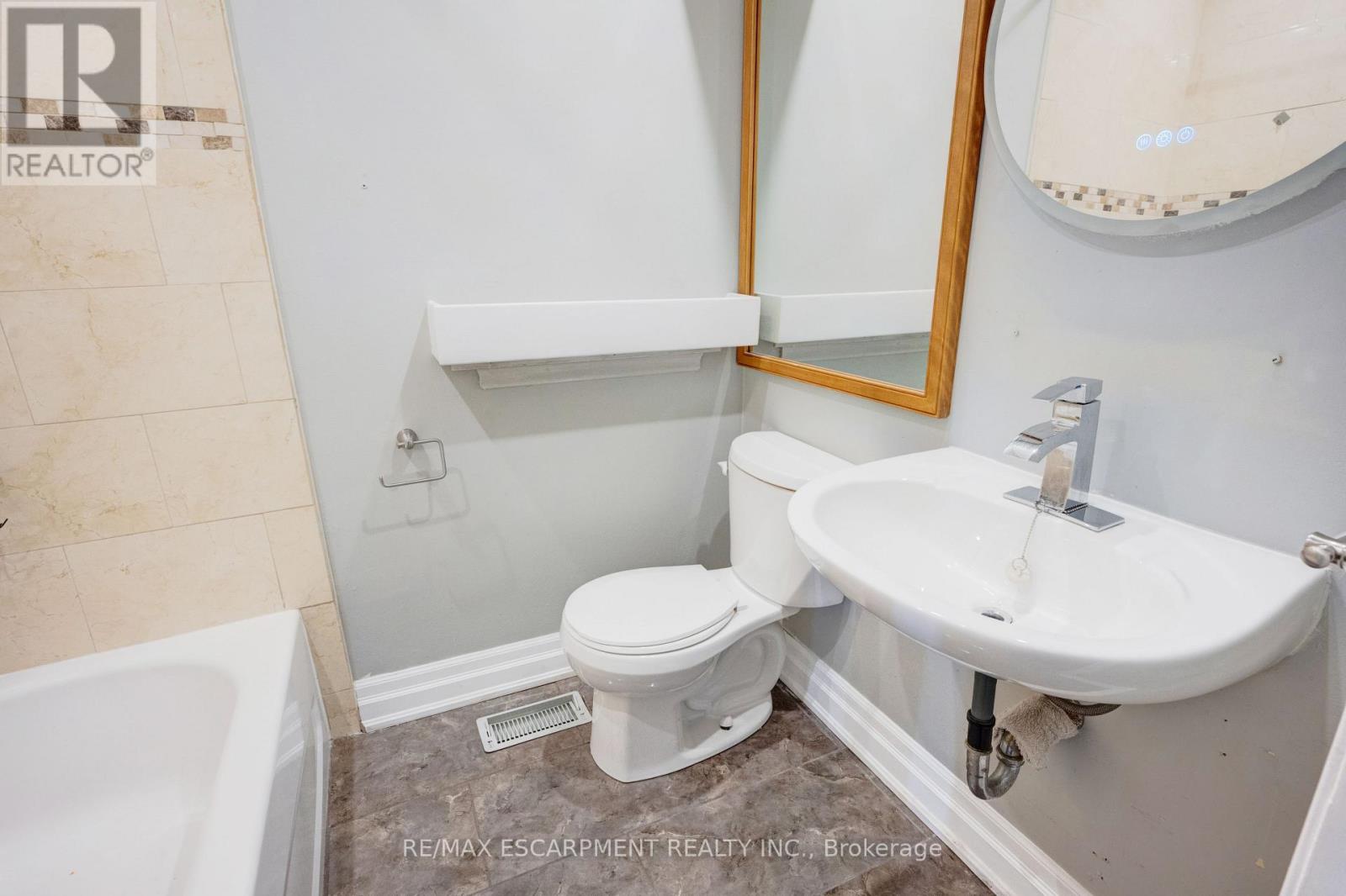 Photo 9 of 61 Clarence Street, Brampton ON