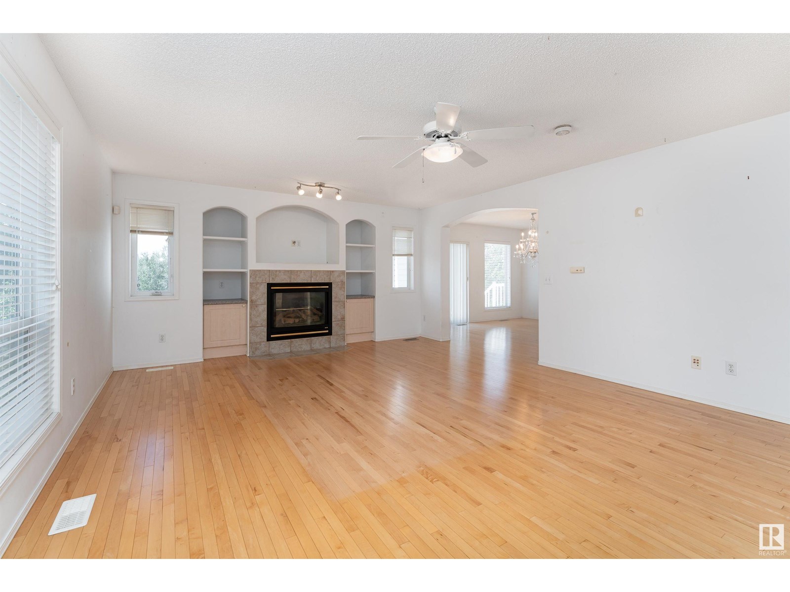 Photo 6 of 1027 Graham Co Nw, Edmonton AB