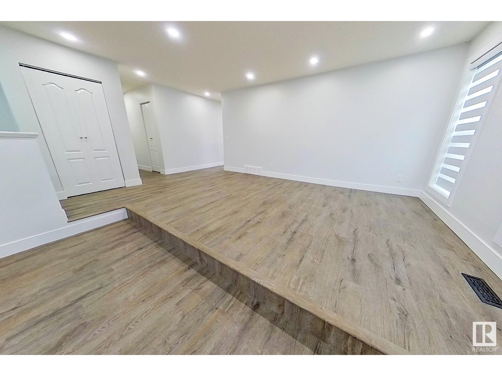 Photo 9 of 18927 95 A Av Nw, Edmonton AB
