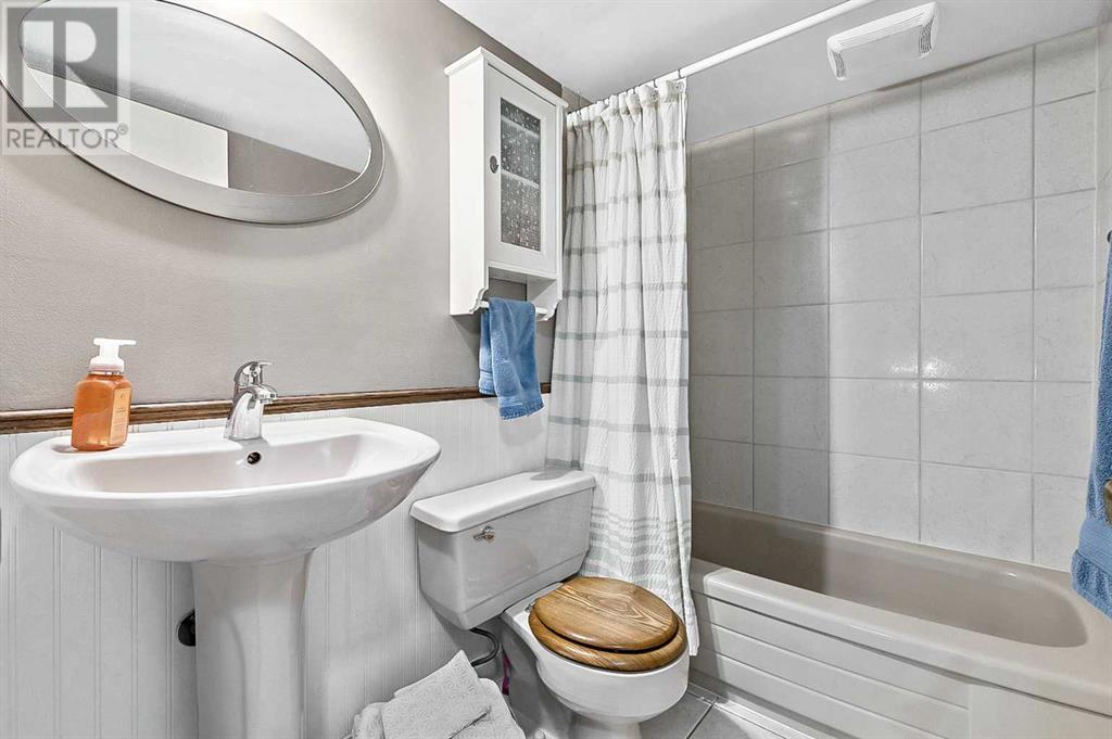 Single Family House 5 Level for Sale in  Lock Crescent Rosemont Okotoks 
