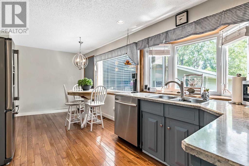 Single Family House 5 Level for Sale in  Lock Crescent Rosemont Okotoks 
