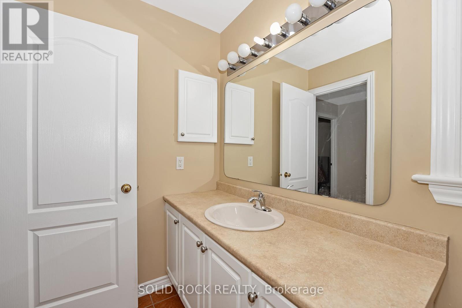 Photo 15 of 411 Cache Bay Crescent E, Ottawa ON