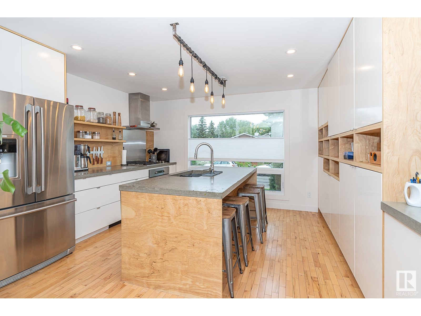 Photo 3 of 12211 42 A Av Nw, Edmonton AB
