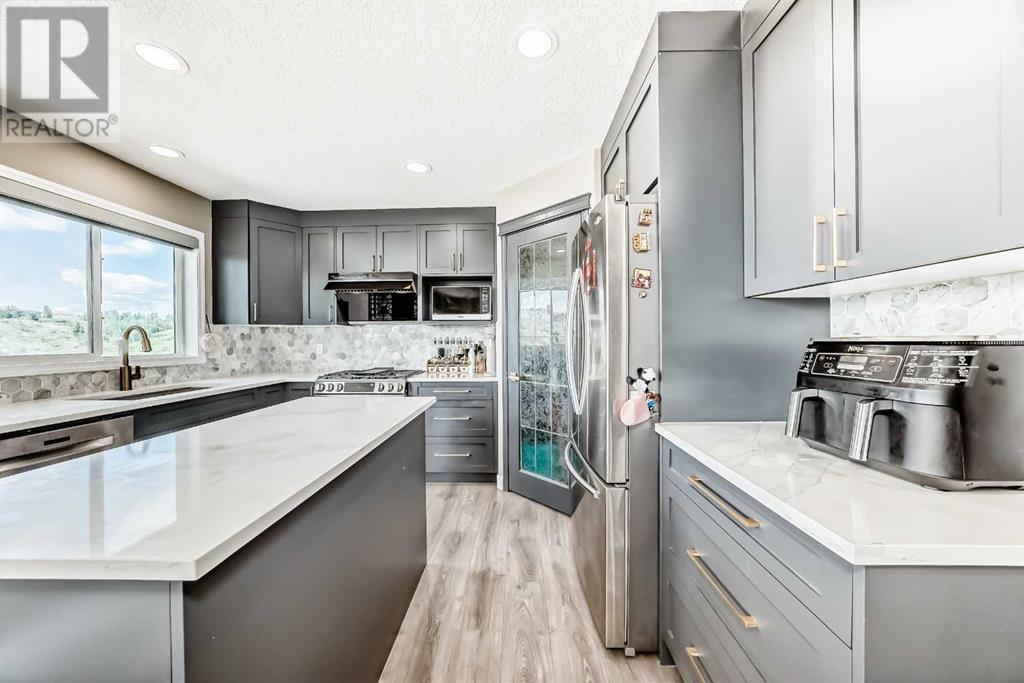 Single Family House for Sale in  Edgeridge Circle NW Edgemont Calgary 